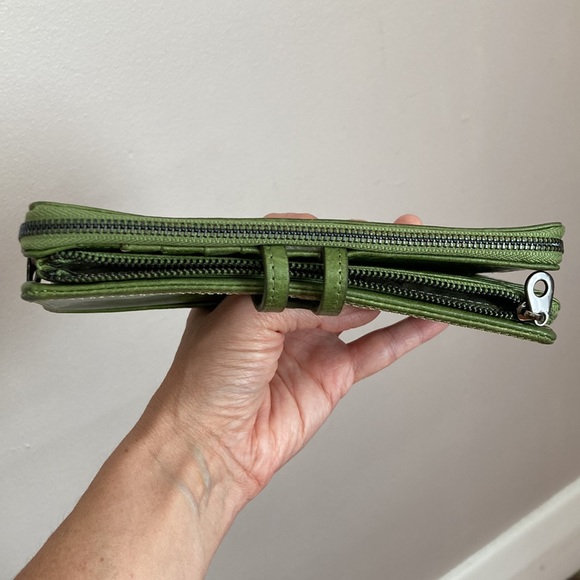Pea green wallet with plenty of compartments leather clasp zippers - Picture 2 of 9